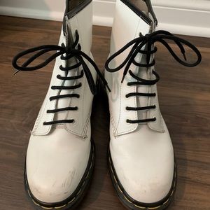 Dr. Martens boots size 5uk or 7us